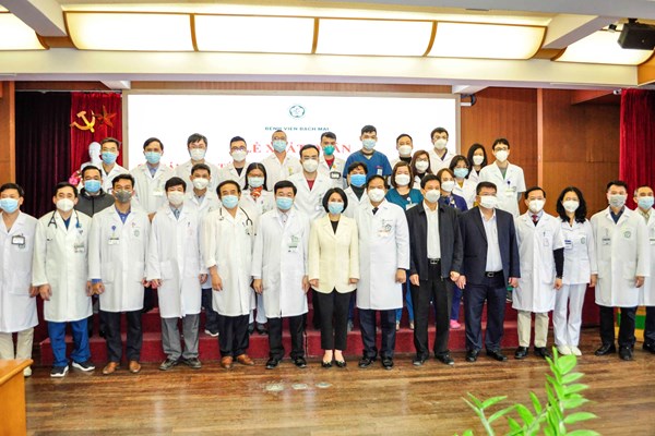 Bệnh viện Bạch Mai hỗ trợ quận Đống Đa tăng cường chống dịch - Anh 2