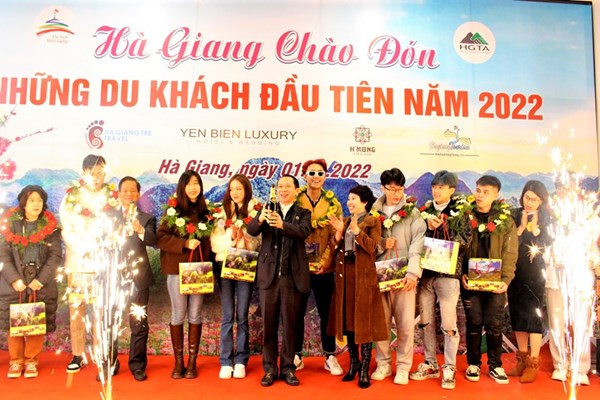 Các đoàn khách đầu tiên đến Hà Giang, Lào Cai năm mới 2022 - Anh 1