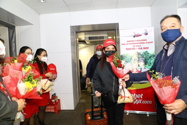 Vietjet đón chuyến bay quốc tế đầu tiên từ Tokyo, Nhật Bản đến Việt Nam trong ngày đầu năm 2022 - Anh 1