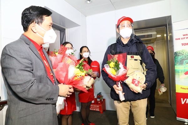 Vietjet đón chuyến bay quốc tế đầu tiên từ Tokyo, Nhật Bản đến Việt Nam trong ngày đầu năm 2022 - Anh 2