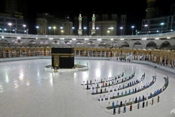 Malaysia dừng chuyến bay đến Thánh địa Mecca do lo ngại biến thể Omicron - Anh 1