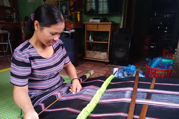 Băn khoăn với phát triển nghề dệt thổ cẩm ở làng Teng - Anh 1