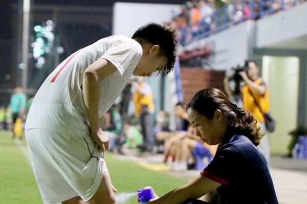 AFC vinh danh 2 bác sĩ thể thao Việt Nam - Anh 1