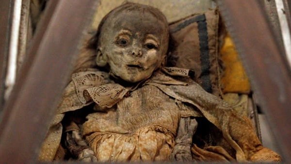 Hàng chục xác ướp trẻ em được tìm thấy trong hầm mộ ở Ý - Anh 1