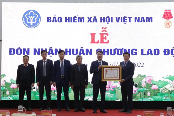 Phó Thủ tướng đề nghị ngành BHXH Việt Nam phải thực hiện nhiều nhóm giải pháp trong năm 2022 - Anh 3