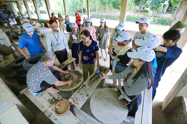 Xây dựng hồ sơ di sản văn hóa phi vật thể làng nghề gốm Phước Tích - Anh 1