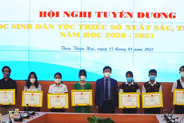 Thừa Thiên Huế tuyên dương 50 học sinh dân tộc thiểu số tiêu biểu - Anh 1
