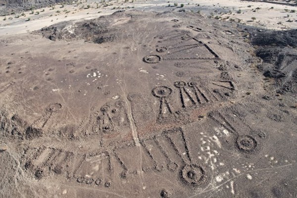 Ả Rập Xê Út: Phát hiện nhiều ngôi mộ 4.500 tuổi - Anh 1
