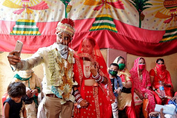 Mùa cưới ở Ấn Độ bị “nhấn chìm” - Anh 1