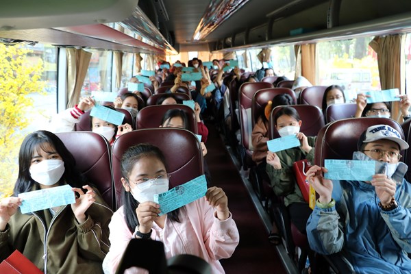 “Chuyến xe mùa xuân” đưa sinh viên khó khăn về quê đón Tết - Anh 1