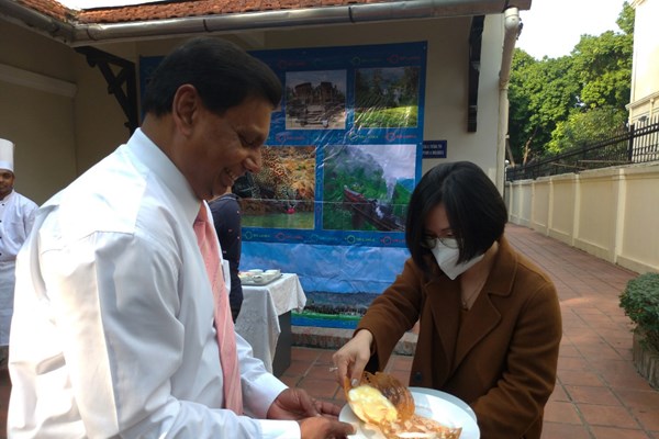 Lần đầu tiên Đại sứ Sri Lanka gói bánh chưng Tết - Anh 5