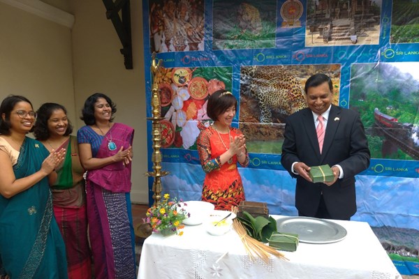 Lần đầu tiên Đại sứ Sri Lanka gói bánh chưng Tết - Anh 2