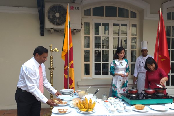 Lần đầu tiên Đại sứ Sri Lanka gói bánh chưng Tết - Anh 4