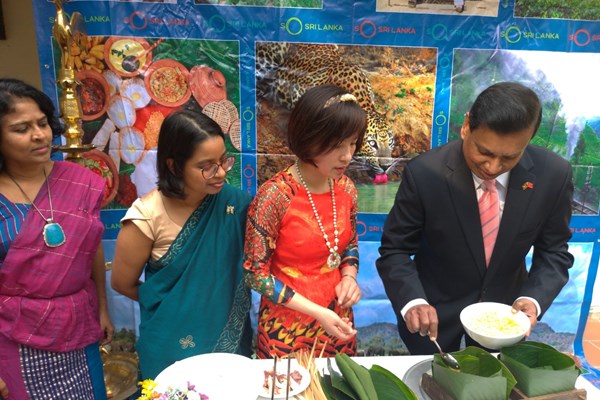 Lần đầu tiên Đại sứ Sri Lanka gói bánh chưng Tết - Anh 1