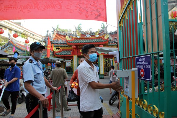 Các hội quán người Hoa đón khách đầu năm trong thận trọng, thực hiện quy định an toàn phòng dịch - Anh 2