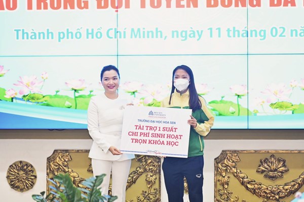 9 thành viên Đội tuyển bóng đá nữ Quốc gia Việt Nam nhận học bổng trị giá gần 3,2 tỉ đồng - Anh 2