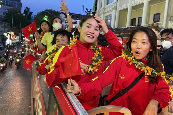 Ngày về Thành phố mang tên Bác đầy ấm áp của các nữ tuyển thủ Việt Nam - Anh 2