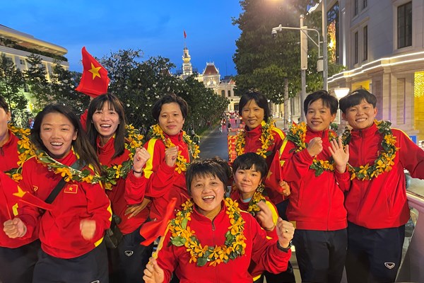 Ngày về Thành phố mang tên Bác đầy ấm áp của các nữ tuyển thủ Việt Nam - Anh 1