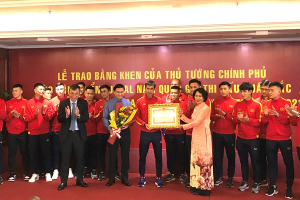 Tuyển Futsal Việt Nam nhận Bằng khen của Thủ tướng Chính phủ - Anh 1