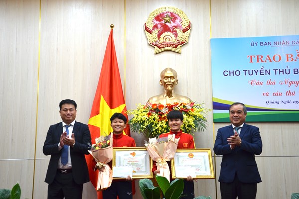 UBND tỉnh Quảng Ngãi trao Bằng khen cho hai tuyển thủ bóng đá nữ Việt Nam - Anh 1