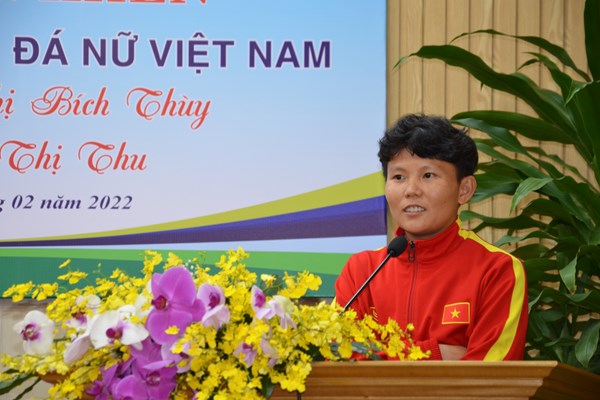 UBND tỉnh Quảng Ngãi trao Bằng khen cho hai tuyển thủ bóng đá nữ Việt Nam - Anh 3