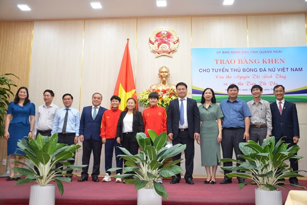UBND tỉnh Quảng Ngãi trao Bằng khen cho hai tuyển thủ bóng đá nữ Việt Nam - Anh 4
