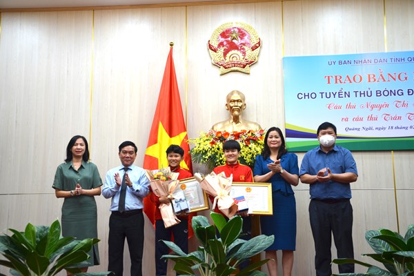 UBND tỉnh Quảng Ngãi trao Bằng khen cho hai tuyển thủ bóng đá nữ Việt Nam - Anh 2