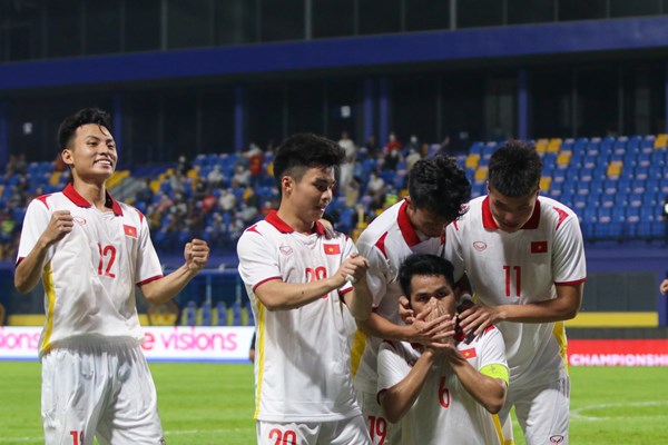 Tuyển thủ U23 Việt Nam ghi bàn dành tặng người bà quá cố - Anh 1