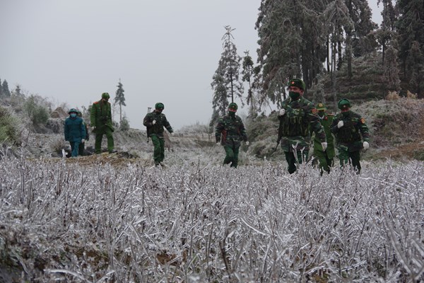 Bộ đội biên phòng Mèo Vạc chống dịch Covid-19 dưới thời tiết băng giá - Anh 3