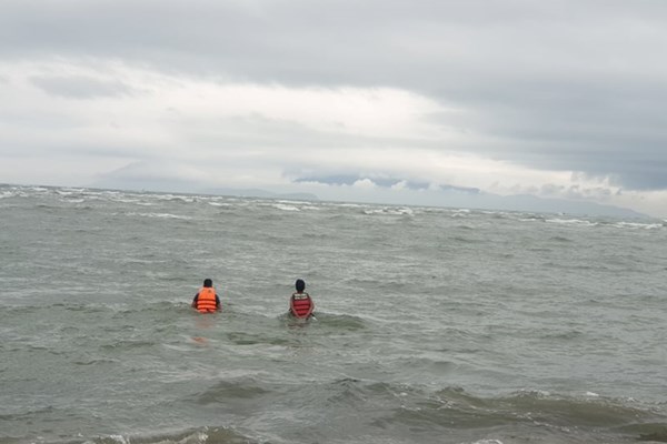 Vụ cano chở khách bị lật ngoài biển Cửa Đại: Cứu được 22 người, 17 người tử vong và mất tích - Anh 4