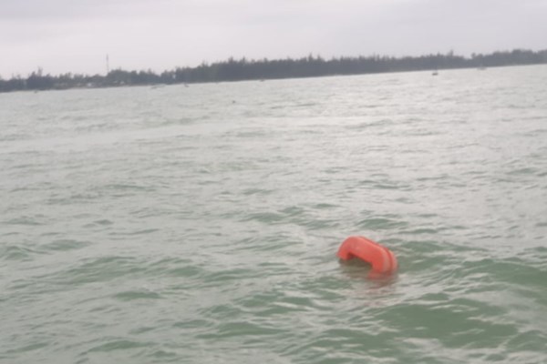 Vụ cano chở khách bị lật ngoài biển Cửa Đại: Cứu được 22 người, 17 người tử vong và mất tích - Anh 2