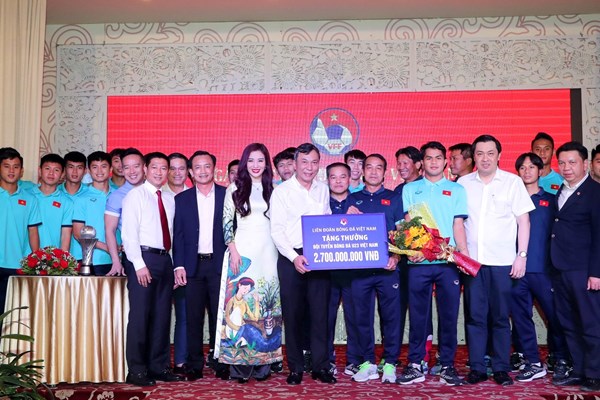 Tuyển U23 Việt Nam về nước, nhận thưởng lớn từ VFF - Anh 3