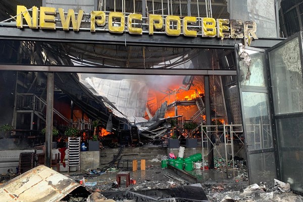 Cháy lớn thiêu rụi nhà hàng ở trung tâm Thành phố Huế - Anh 1