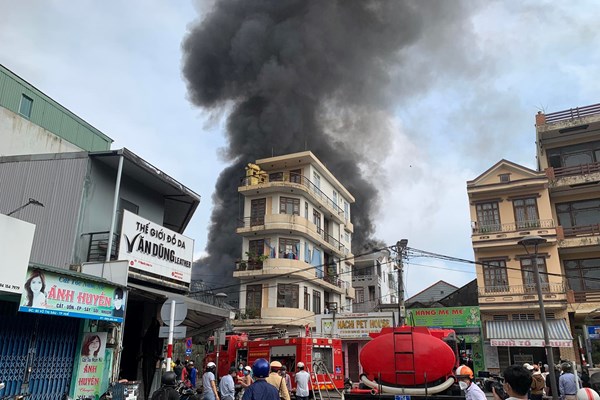 Cháy lớn thiêu rụi nhà hàng ở trung tâm Thành phố Huế - Anh 2