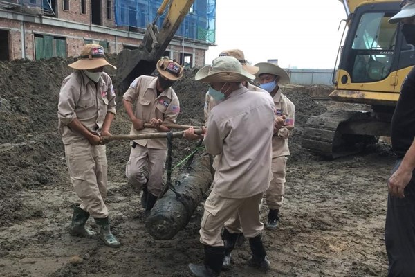 Quảng Bình: Xử lý an toàn quả bom tạ phát hiện khi đào móng nhà - Anh 3