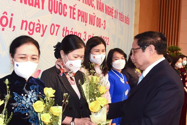 Thủ tướng Phạm Minh Chính gặp mặt đại diện nữ lãnh đạo, quản lý, nữ trí thức, văn nghệ sỹ tiêu biểu - Anh 7