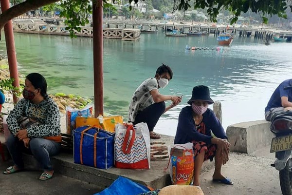 Ca nô bất ngờ bị cấm xuất bến, người dân và du khách mắc kẹt ở đảo Cù Lao Chàm - Anh 2