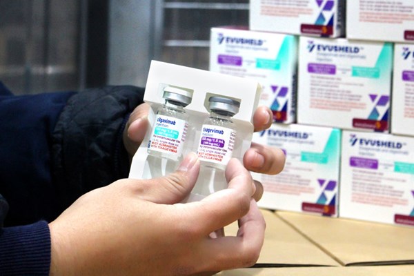 Bàn giao lô thuốc kháng thể đơn dòng Evusheld đầu tiên tại Việt Nam - Anh 2