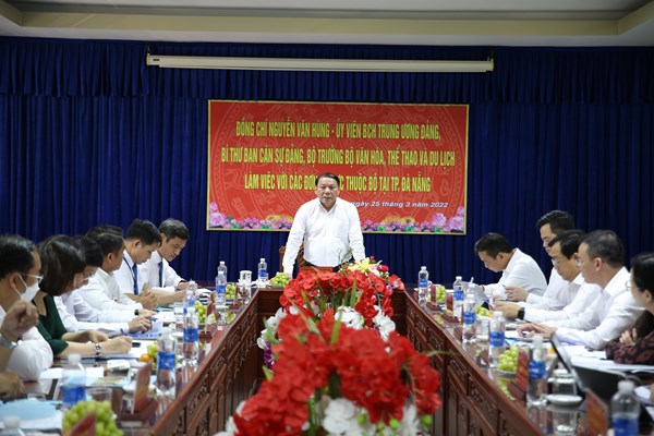 Bộ trưởng Nguyễn Văn Hùng: Tập trung xây dựng môi trường văn hóa cơ sở, lấy địa bàn dân cư, cơ quan trường học để triển khai - Anh 1