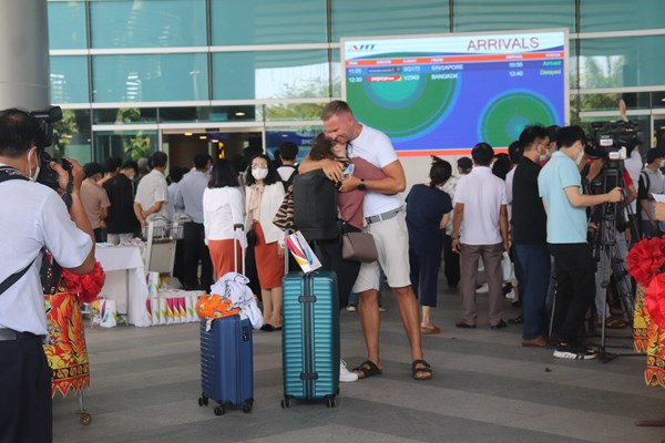 Đà Nẵng đón hai chuyến bay quốc tế đầu tiên trở lại - Anh 2