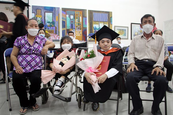 Xúc động cậu sinh viên khuyết tật nhận bằng tốt nghiệp - Anh 3