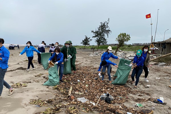 Hơn 200 học sinh, thanh niên, bộ đội Biên phòng chung tay dọn rác bãi biển - Anh 1