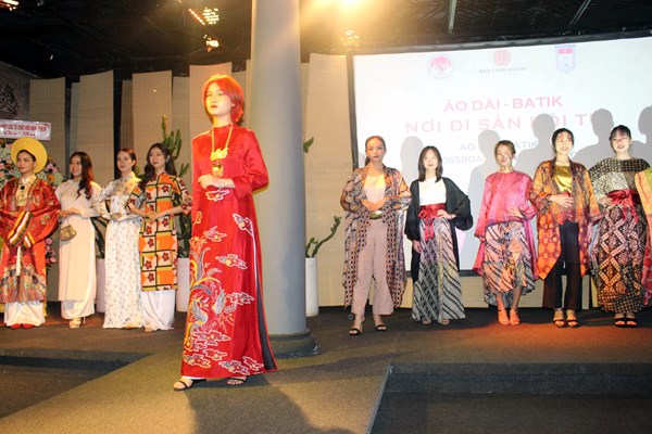 Độc đáo Áo dài Việt Nam trên nền lụa Batik Indonesia - Anh 1