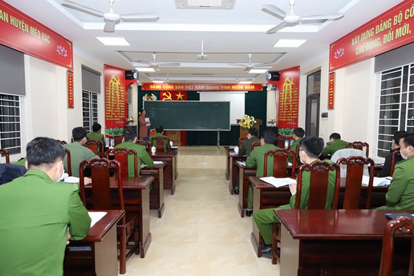 Công an huyện Mèo Vạc mở lớp dạy tiếng Mông cho cán bộ, chiến sỹ - Anh 1