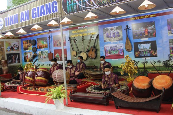 Khai mạc triển lãm “Nhạc cụ truyền thống các dân tộc Việt Nam” tại TP.Cần Thơ - Anh 3