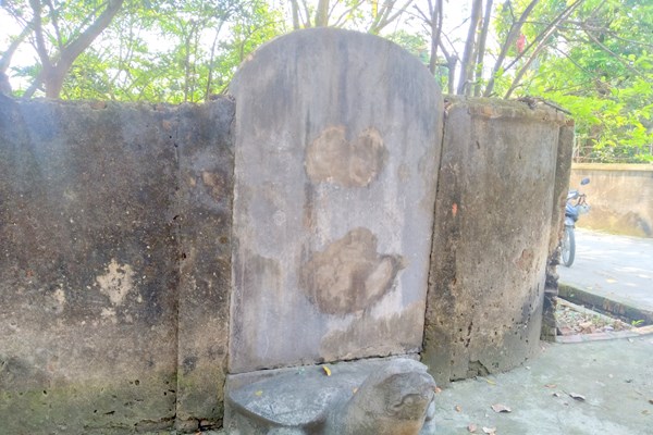 Hai tấm bia đá cổ tại xã Xuân Thiên, Thọ Xuân, Thanh Hóa: Một bị trưng dụng làm tường rào, một bỏ hoang - Anh 2