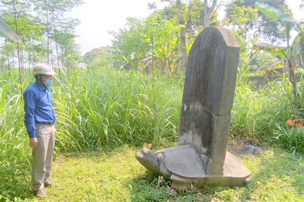 Hai tấm bia đá cổ tại xã Xuân Thiên, Thọ Xuân, Thanh Hóa: Một bị trưng dụng làm tường rào, một bỏ hoang - Anh 1