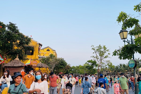 Quảng Nam: Nhộn nhịp du khách dịp lễ giỗ Tổ Hùng Vương - Anh 1