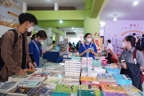Hội sách xuyên Việt lần thứ 1 tại Huế: Lan tỏa văn hóa đọc ở Cố đô - Anh 1