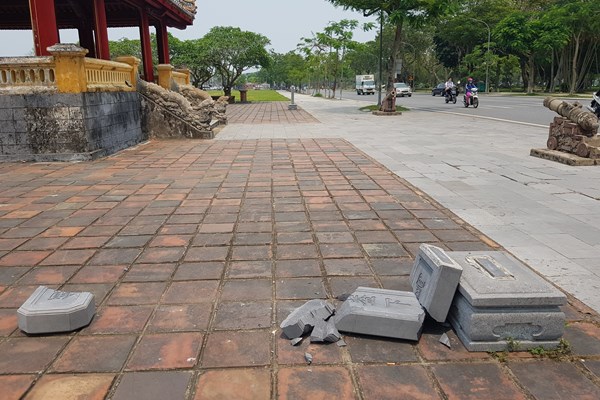 Huế: Bia đá ở di tích Phu Văn Lâu bị gãy đổ - Anh 1